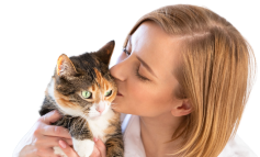 Femme blonde embrassant chat